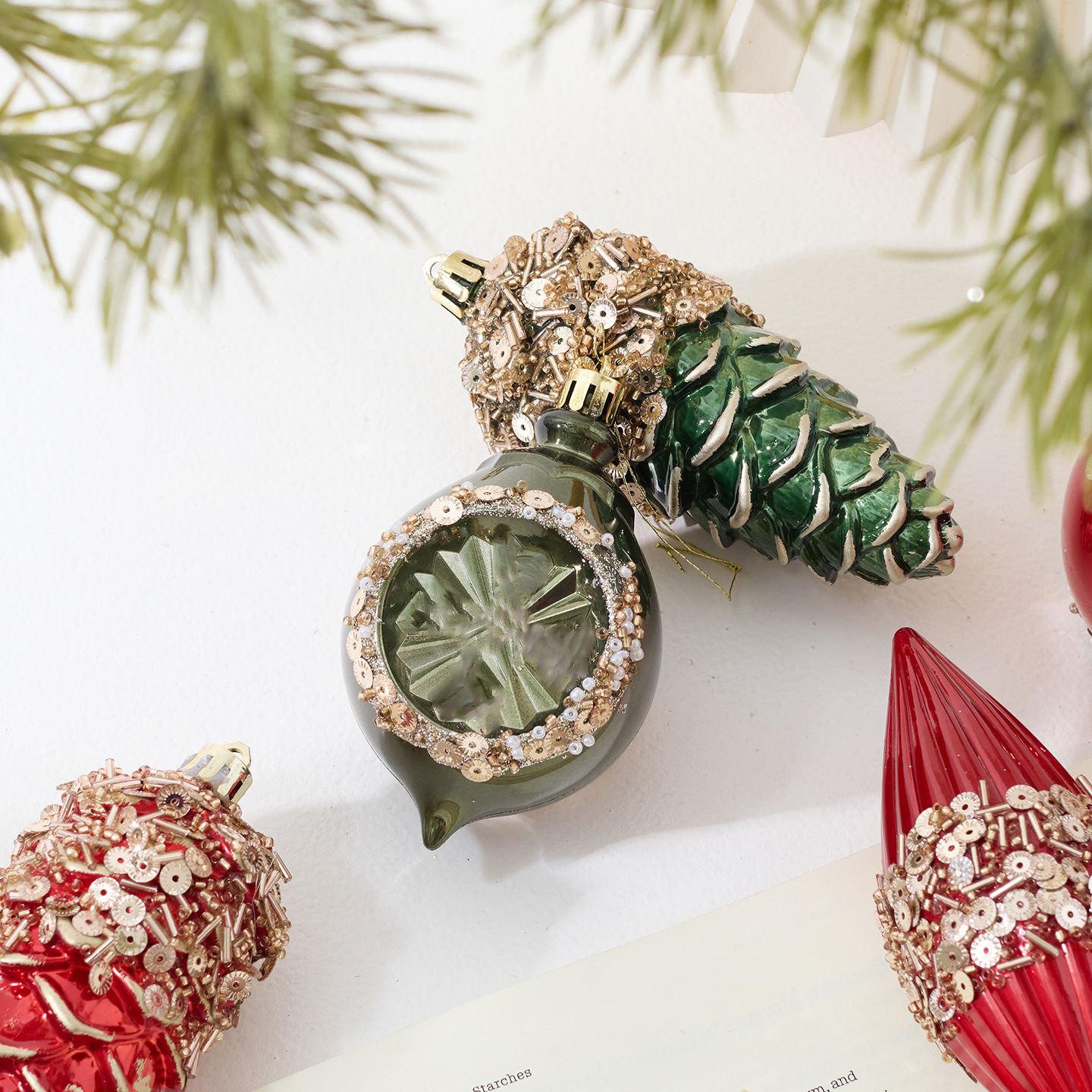 Red And Green Ornaments Timele - Decor Timeless Lighting のレビューと価格
