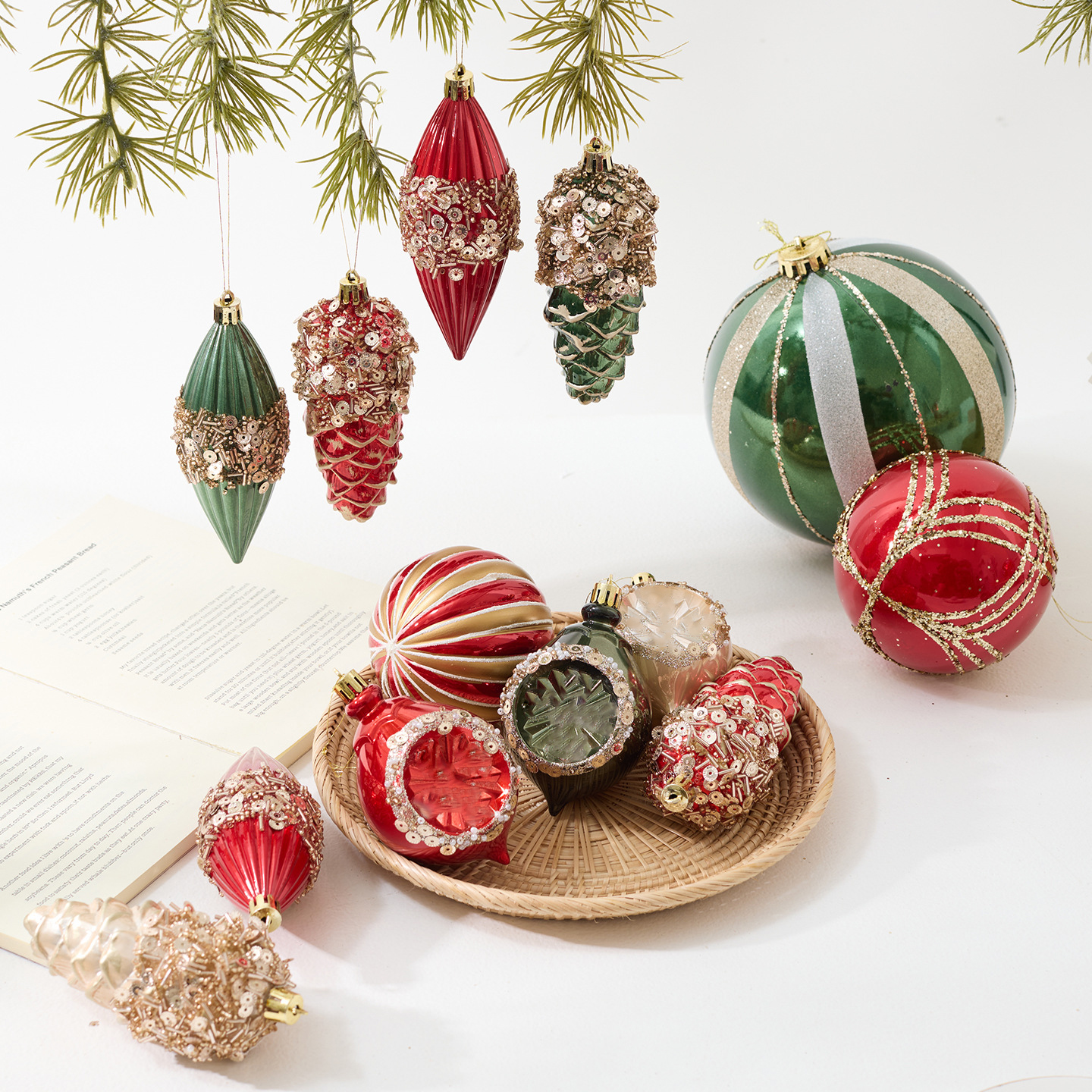 Red And Green Ornaments Timele - Decor Timeless Lighting のレビューと価格